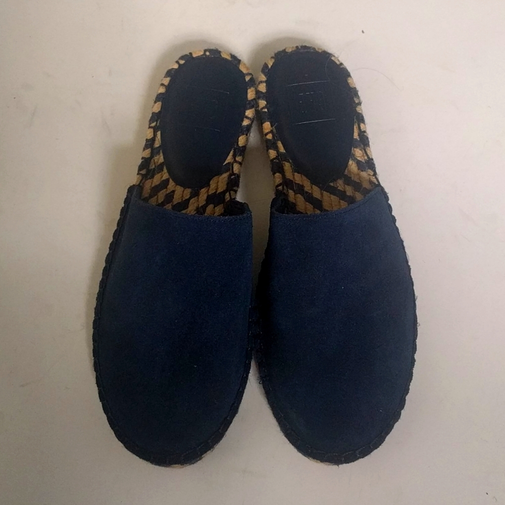 Beautiful slippers by Gap🌼🌸🍀